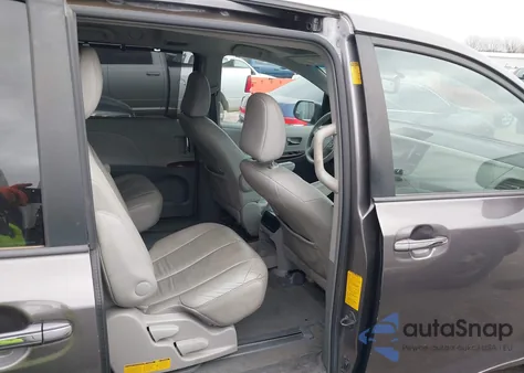 2014 Toyota Sienna Xle V6 8 Passenger z USA, uszkodzony, nr VIN 5TDYK3DCXES515014